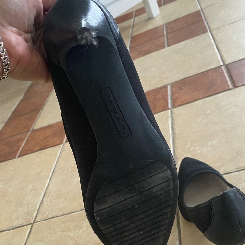 Tahari Women's Classic Black Heels - Picture 4 of 4